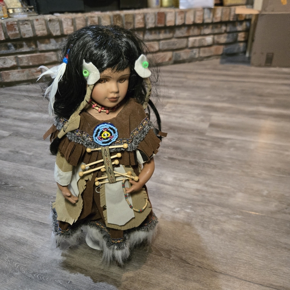 Native American-Inspired Doll with Black Hair‎ - Picture 2 of 16